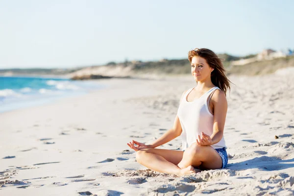 Jovem mulher relaxante na praia — Fotografia de Stock