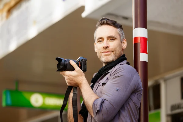 Male photographer taking picture — Stock Photo, Image