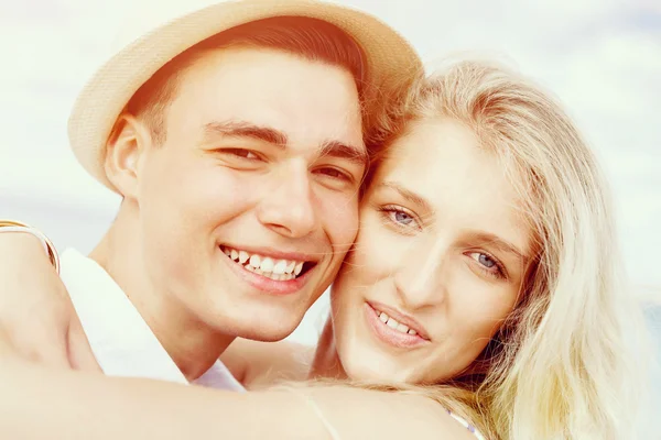 Romantische jonge paar op het strand — Stockfoto