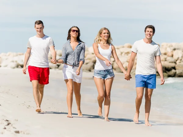 Compagnia di giovani sulla spiaggia — Foto Stock