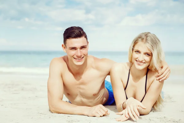Romantikus, fiatal pár a strandon — Stock Fotó