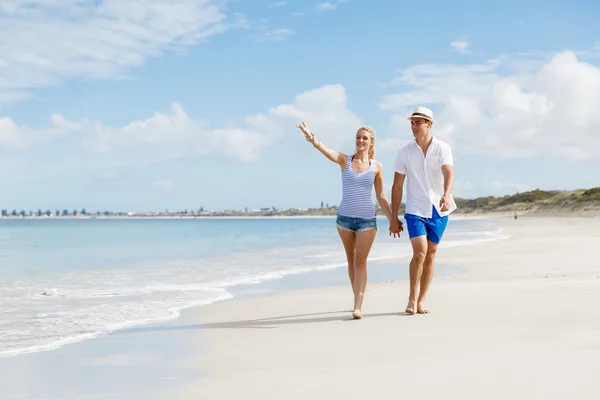 Romantische jonge paar op het strand — Stockfoto