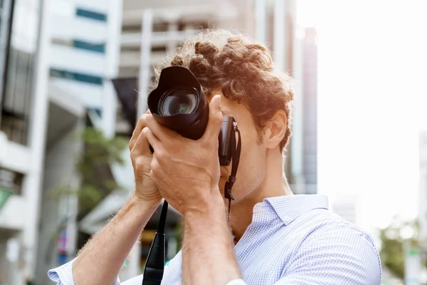 Fotografo maschio che scatta foto — Foto Stock