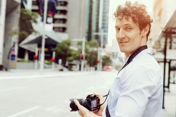 Fotógrafo masculino tomando fotos — Foto de Stock