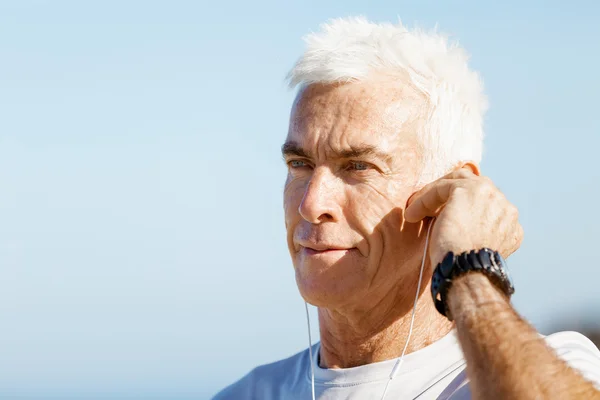 Sport och musik. man sig redo för jogging — Stockfoto