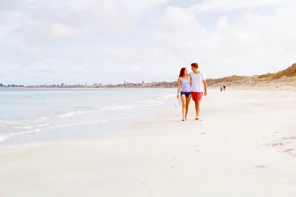 Pareja joven romántica en la playa — Foto de Stock