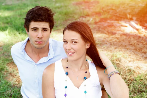 Pareja joven en el parque — Foto de Stock