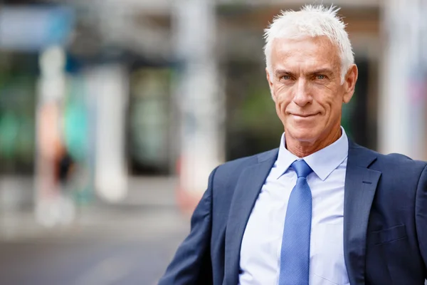 Retrato de empresario confiado al aire libre — Foto de Stock