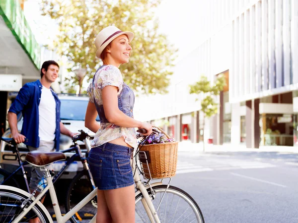 Mulher bonita andando de bicicleta — Fotografia de Stock