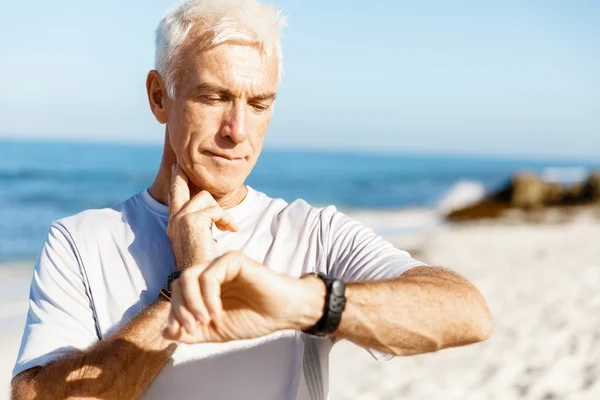 Runner controleren zijn hartslag puls — Stockfoto