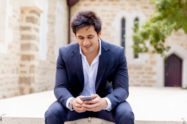 Retrato de empresario confiado al aire libre — Foto de Stock