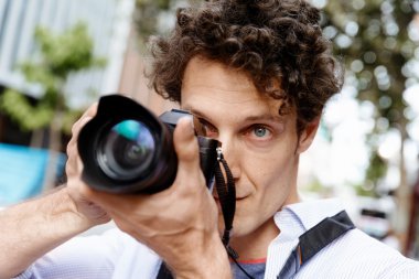 Erkek fotoğrafçı alarak resim