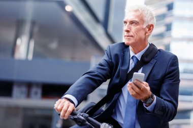 Cep telefonu ile bisiklet üzerinde başarılı iş adamı