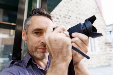 Erkek fotoğrafçı alarak resim