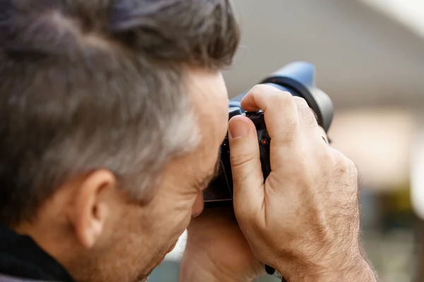 Mužské Fotograf fotografování snímku — Stock fotografie