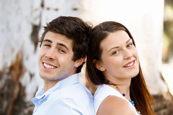 Jovem casal no parque — Fotografia de Stock