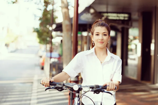 Retrato de la joven ciclista feliz — Foto de Stock