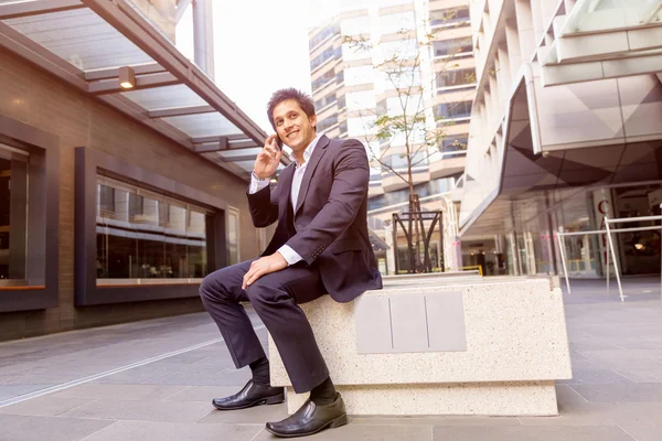 Retrato de empresário confiante ao ar livre — Fotografia de Stock