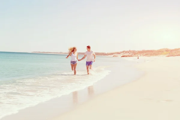 Romantische jonge paar op het strand — Stockfoto