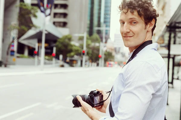 Fotógrafo masculino tomando fotos — Foto de Stock