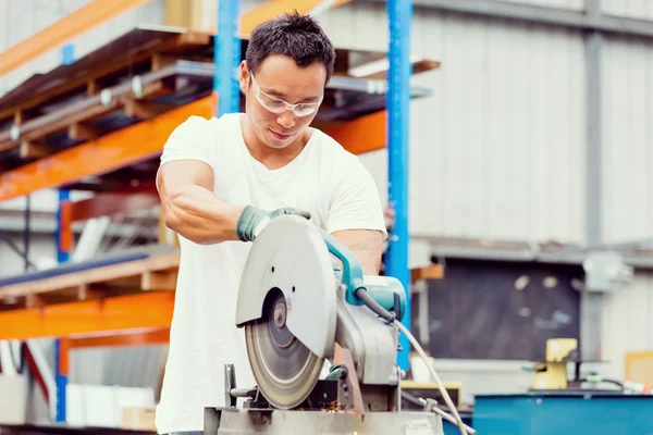 Aziatische werknemer in fabriek op de werkvloer — Stockfoto