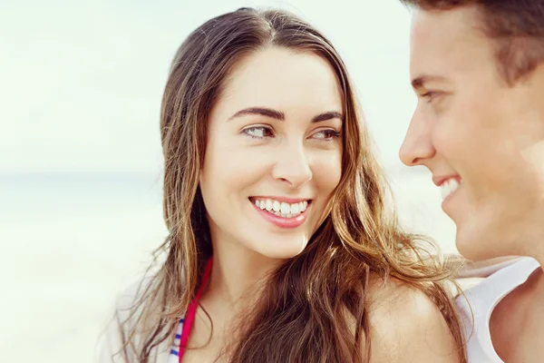 Romantic young couple sitting on the beach — Stock Photo, Image