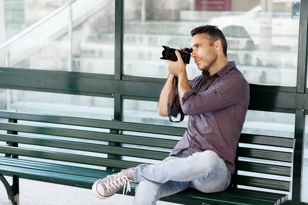 Male photographer taking picture — Stock Photo, Image