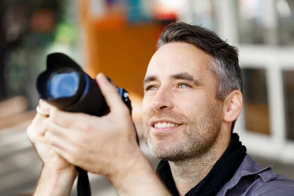 Fotógrafo masculino tomando fotos — Foto de Stock