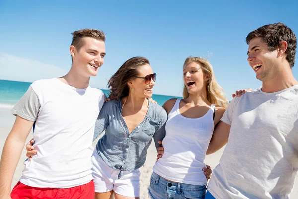 Compagnia di giovani sulla spiaggia — Foto Stock