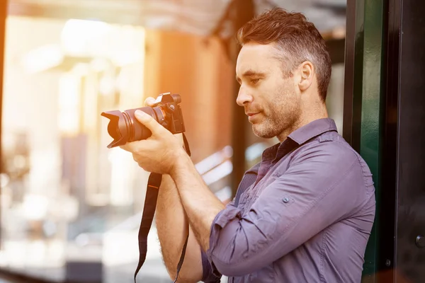 Fotógrafo masculino tomando fotos — Foto de Stock