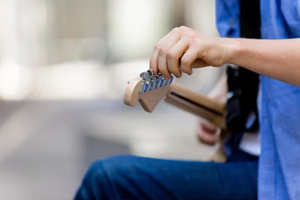 Hände des Musikers mit Gitarre — Stockfoto