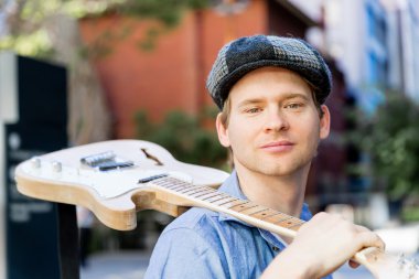 Gitar City ile genç müzisyen