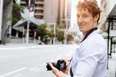 Erkek fotoğrafçı alarak resim