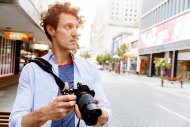 Erkek fotoğrafçı alarak resim