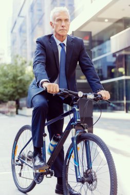 Başarılı bir iş adamı binicilik bisiklet