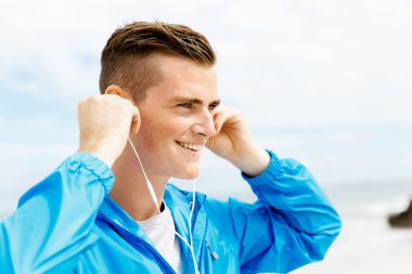 Spor ve müzik. adam koşu için hazırlanıyor