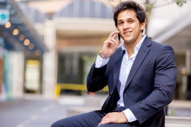 Cep telefonu açık havada ile kendine güvenen işadamı portresi