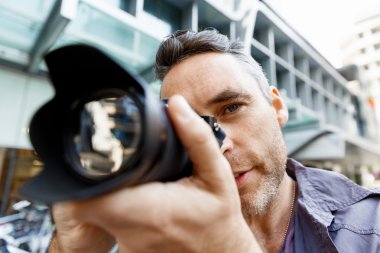 Erkek fotoğrafçı alarak resim