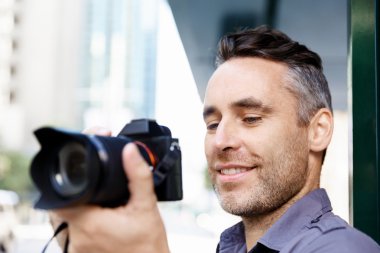 Erkek fotoğrafçı alarak resim