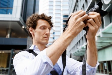 Erkek fotoğrafçı alarak resim