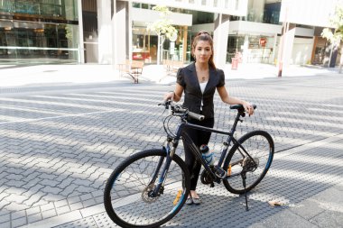 Genç kadın üzerinde bisiklet commuting