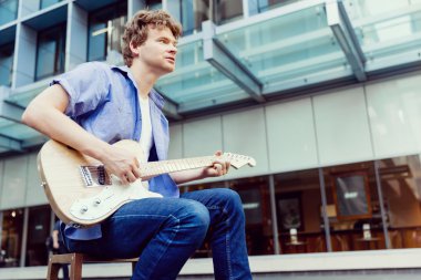 Gitar City ile genç müzisyen