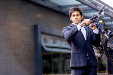 Başarılı bir iş adamı binicilik bisiklet