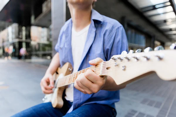 Joven músico con guitarra en la ciudad — Foto de Stock