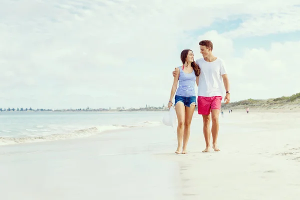 Pareja joven romántica en la playa — Foto de Stock