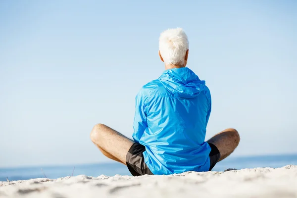 Uomo formazione sulla spiaggia al di fuori — Foto Stock