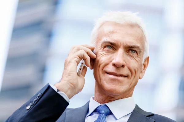 Retrato de empresario confiado al aire libre — Foto de Stock