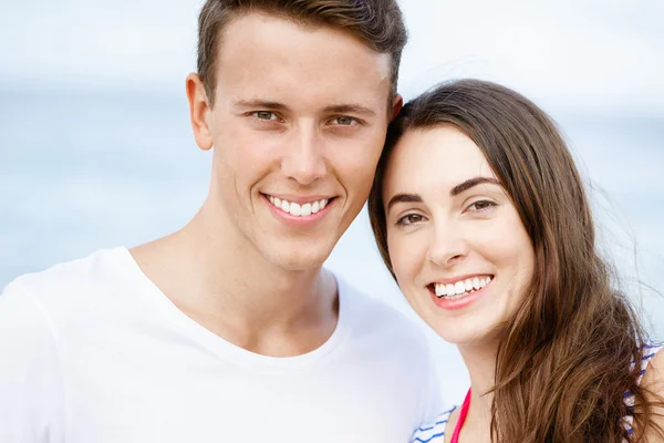 Romântico jovem casal na praia — Fotografia de Stock