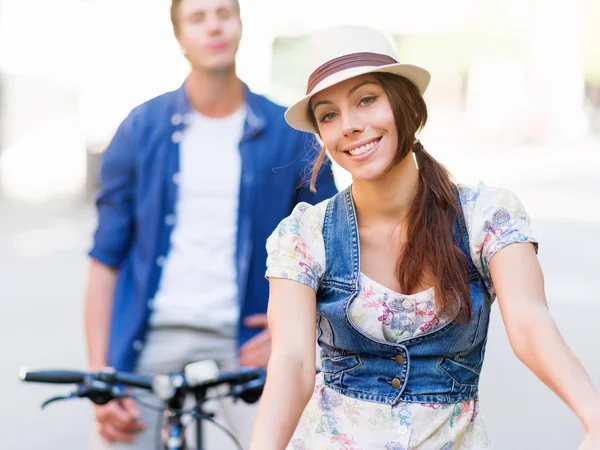 Belle femme à vélo — Photo