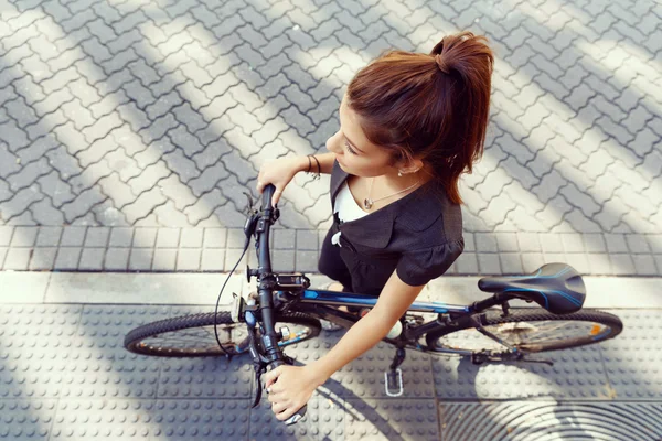 Jeune femme qui fait la navette à vélo — Photo